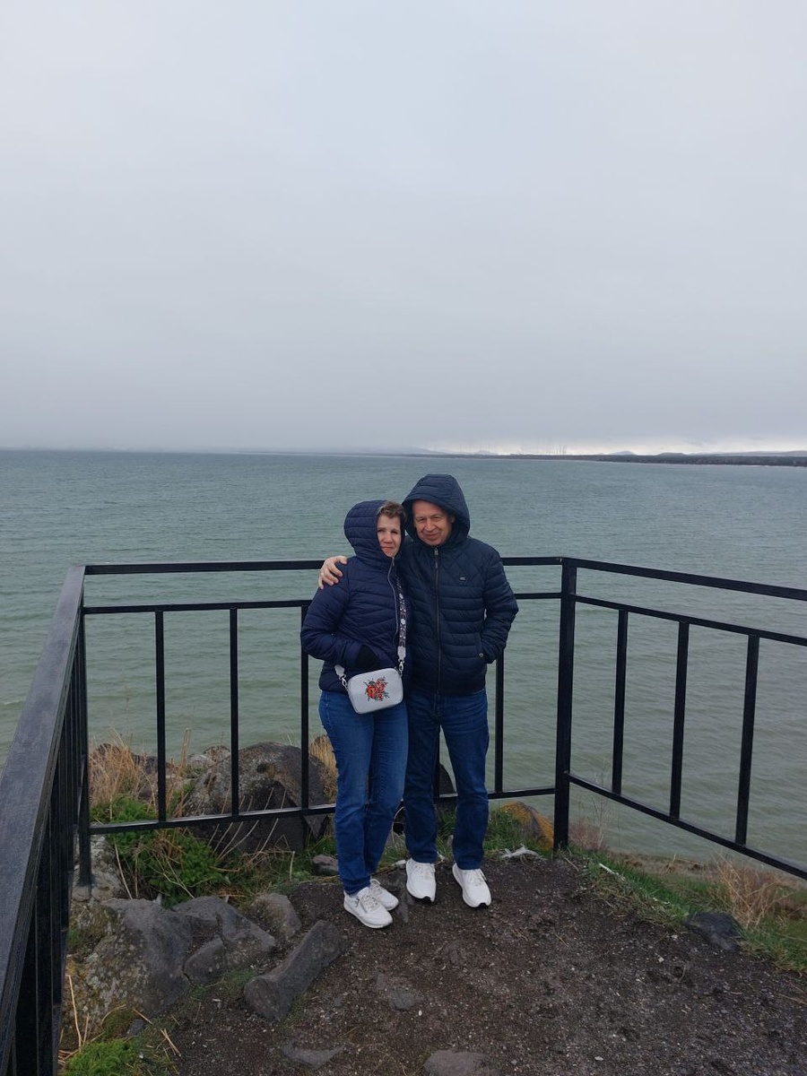 На озере Севан. Видно, как нам холодно, ветер аж сдувает!