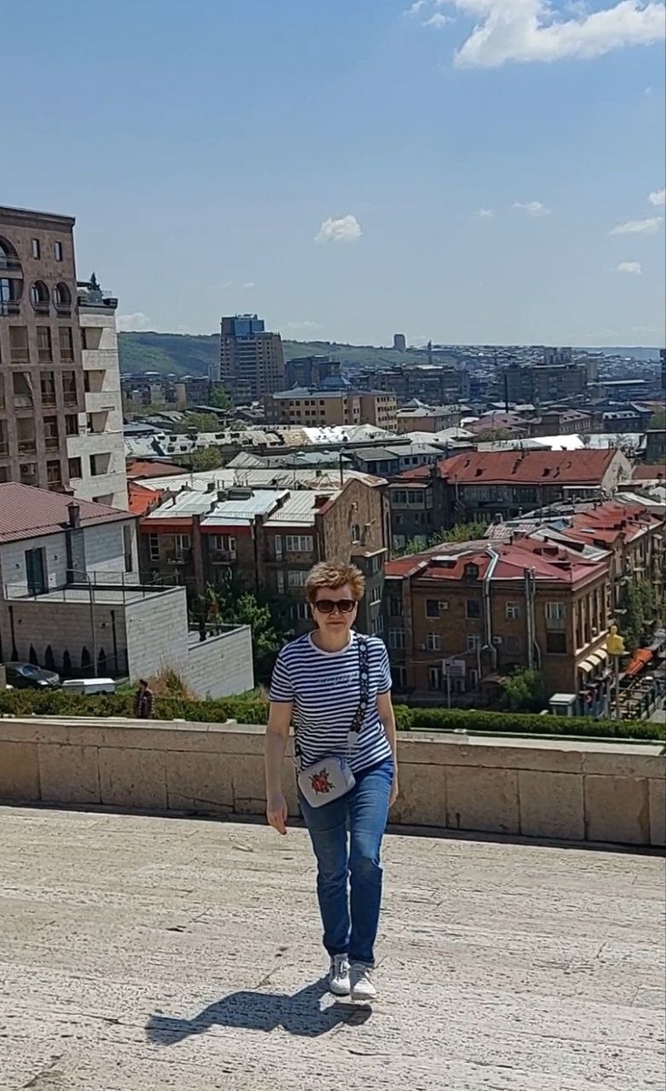 Иду по ступенькам Каскада (г. Ереван) в заключительный день нашего путешествия - погода по-настоящему весенняя, практически летняя!