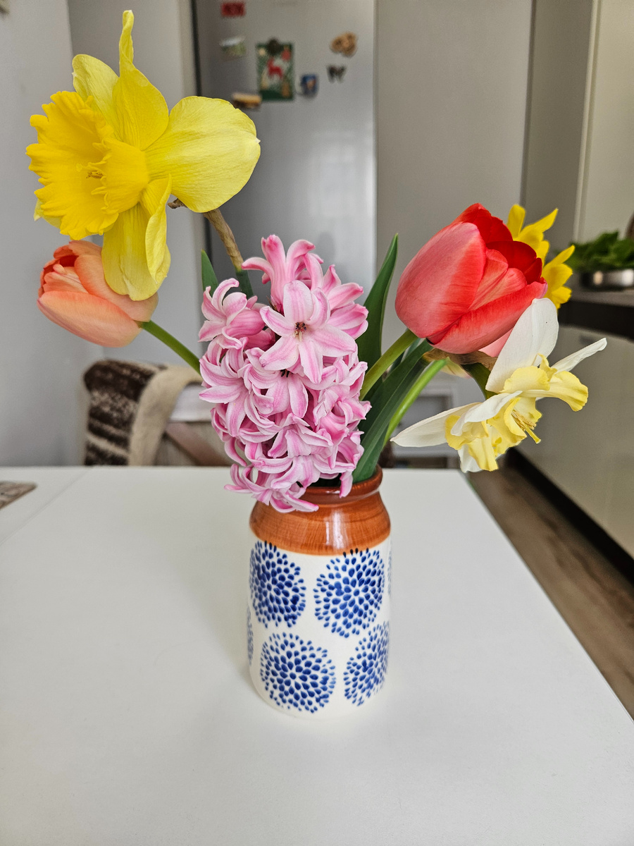 Это был первый букетик, когда все только начали цвести и было жалко срезать цветы