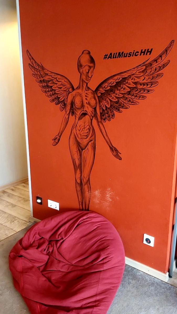 Хостел, где мы жили,это холл, что-то в этом есть)