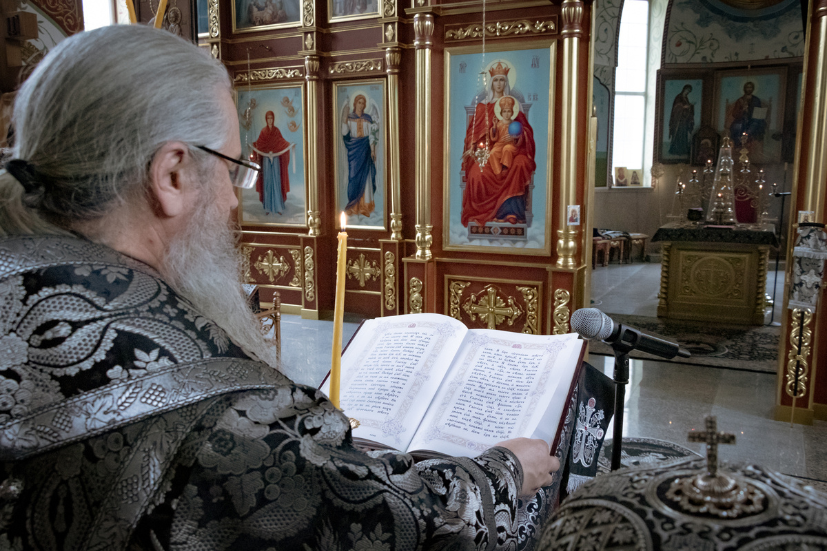 Епископ Бишкекский и Кыргызстанский Савватий совершает в Свято-Воскресенском кафедральном соборе Утреню с чтением 12 Страстных Евангелий