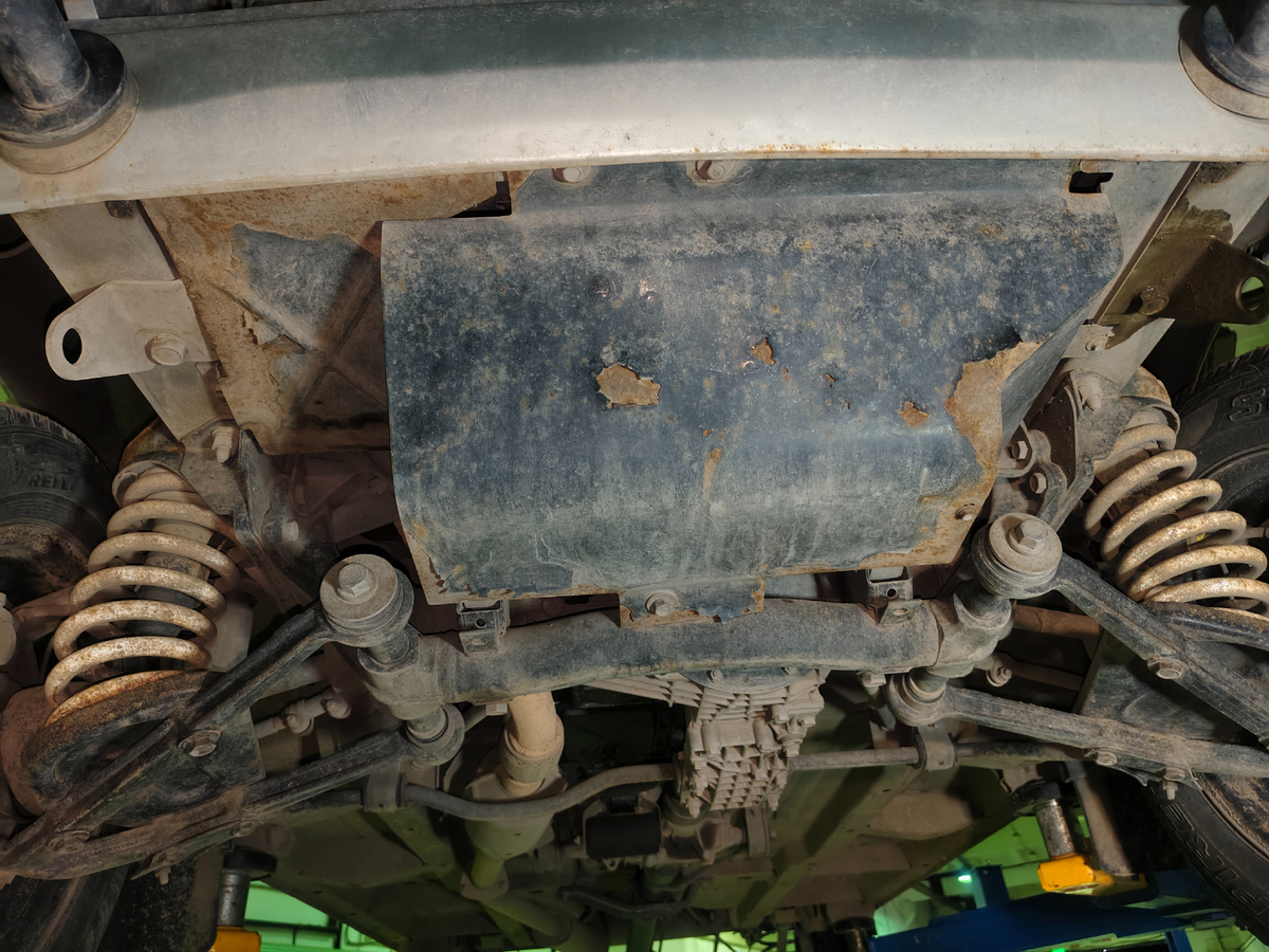 Снимаем защиту двигателя. Тут все справятся. Ключи на 13 и 8