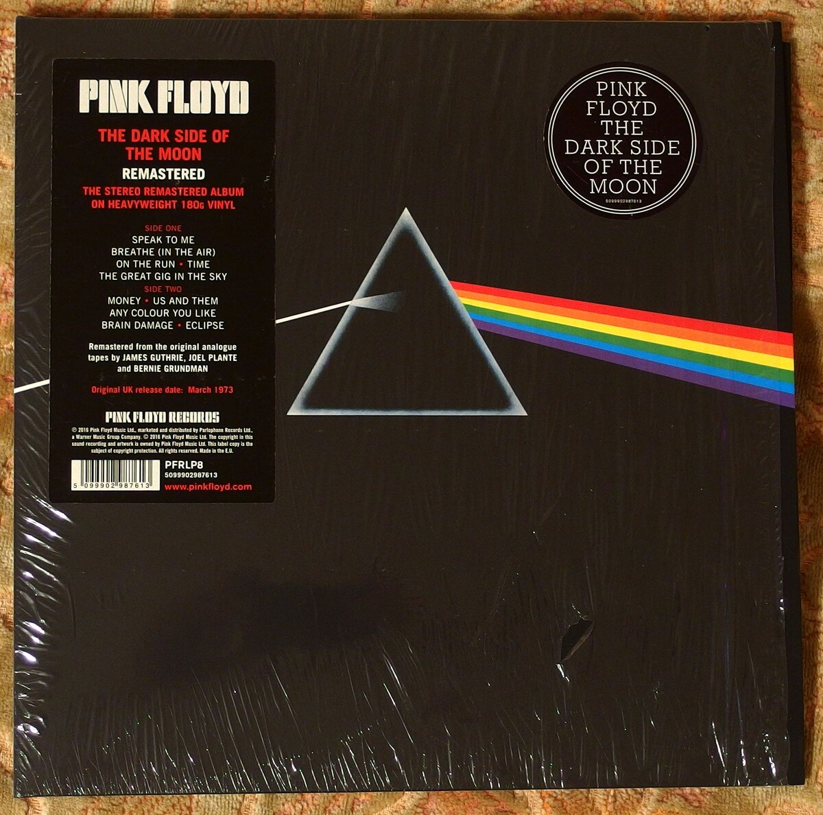 Так-то он гетйтфолд, но пока не решился снимать родную плёнку. Разворот полностью повторяет оригинал.