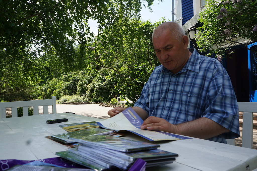Музей-заповедник С.В. Рахманинова «Ивановка». Александр Иванович Ермаков около Усадебного дома. Фото из открытых источников. 
