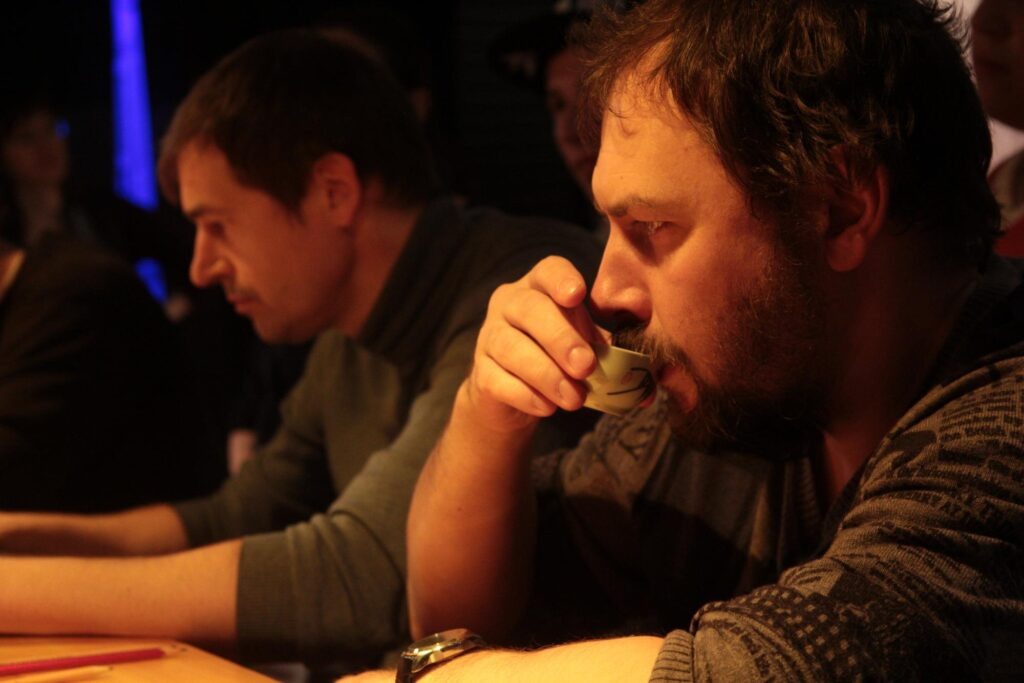 Это мы с Алексеем Чураковым судим в полумраке чайный турнир