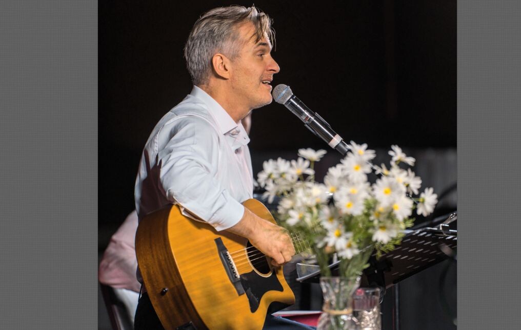 Харитонов также известен как музыкант, талантливо исполняет песни Булата Окуджавы