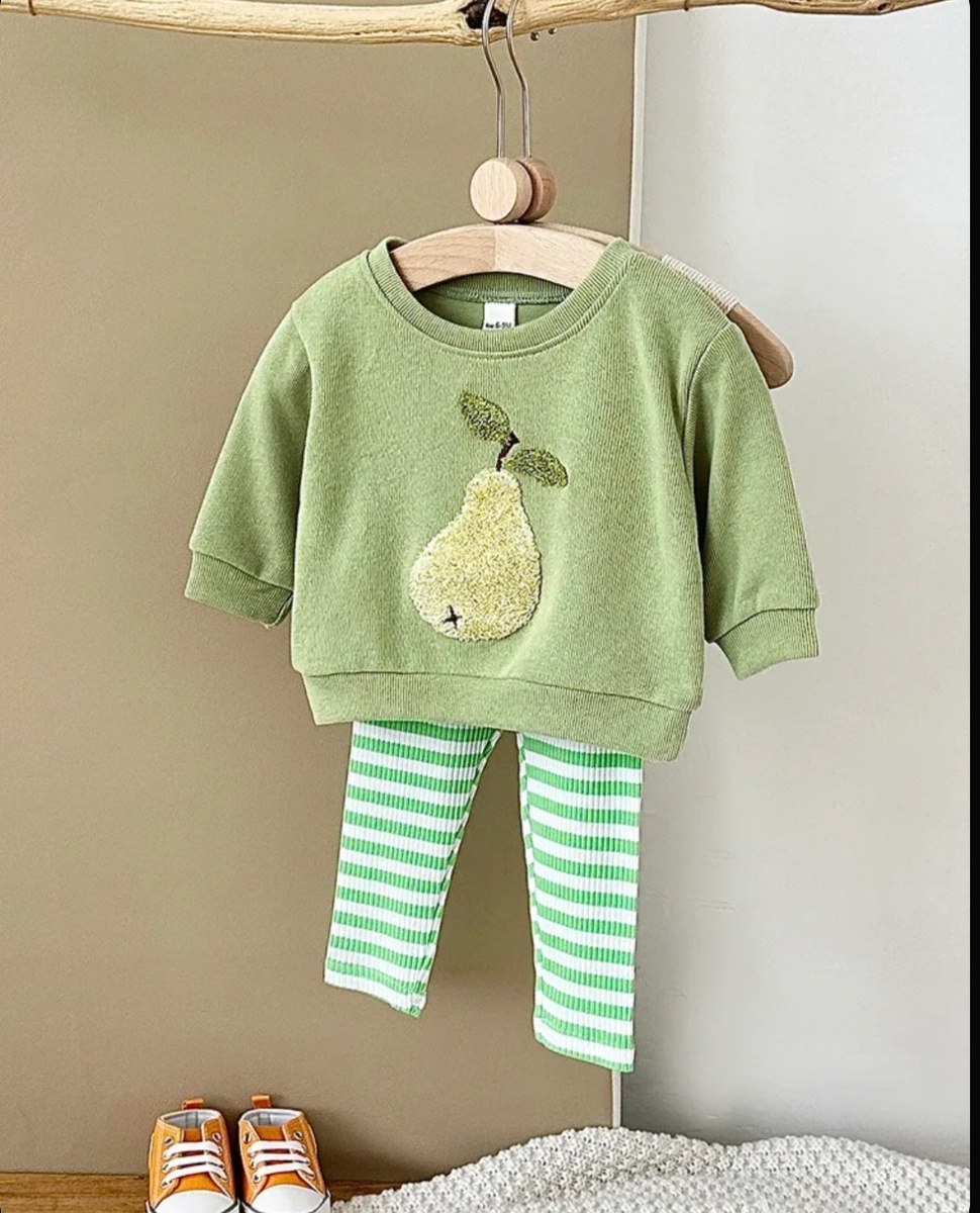 Фото с карточки товара на Озоне. Леггинсы не теплые, кофта более теплая. 