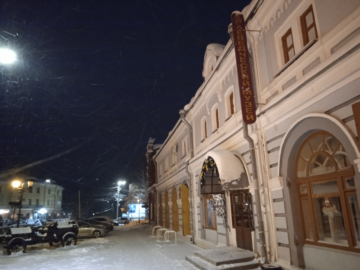 Музей находится в здании бывших торговых рядов, возведённом в нач. XIXв по проекту архитектора Ф.М. Рослякова. Фото из архива автора, декабрь 2021г.