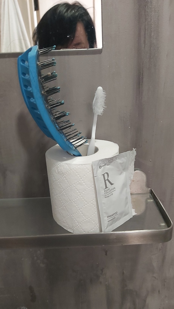 Да, это хостел, а не 5 звёзд, моорудила себе стакан под нужные гаджеты, я же дизайнер!))) Шампуни-пасты-щетки брала одноразовые по количеству дней, очень удобно. Только бальзам для волос родной в маленькой банке, без него никак, я пушистик-кудряш))).