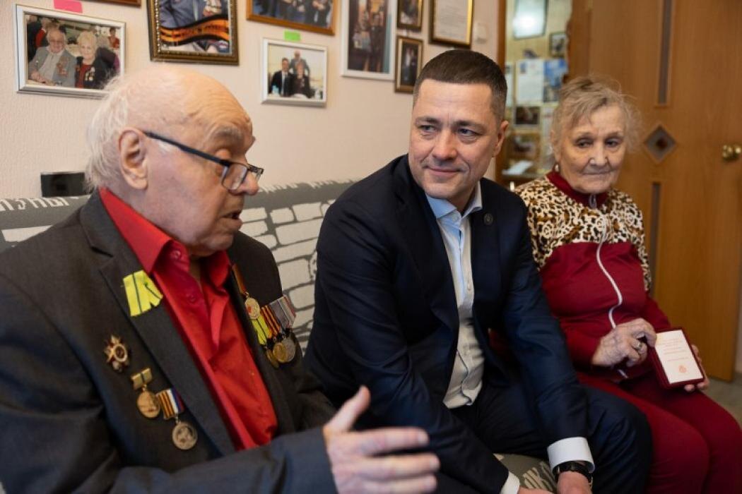 Февраль 2025 года. Губернатор Михаил Ведерников вручил медаль в честь 80-летия Победы Геннадию Ивановичу Василюку
Фото: пресс-служба правительства Псковской области