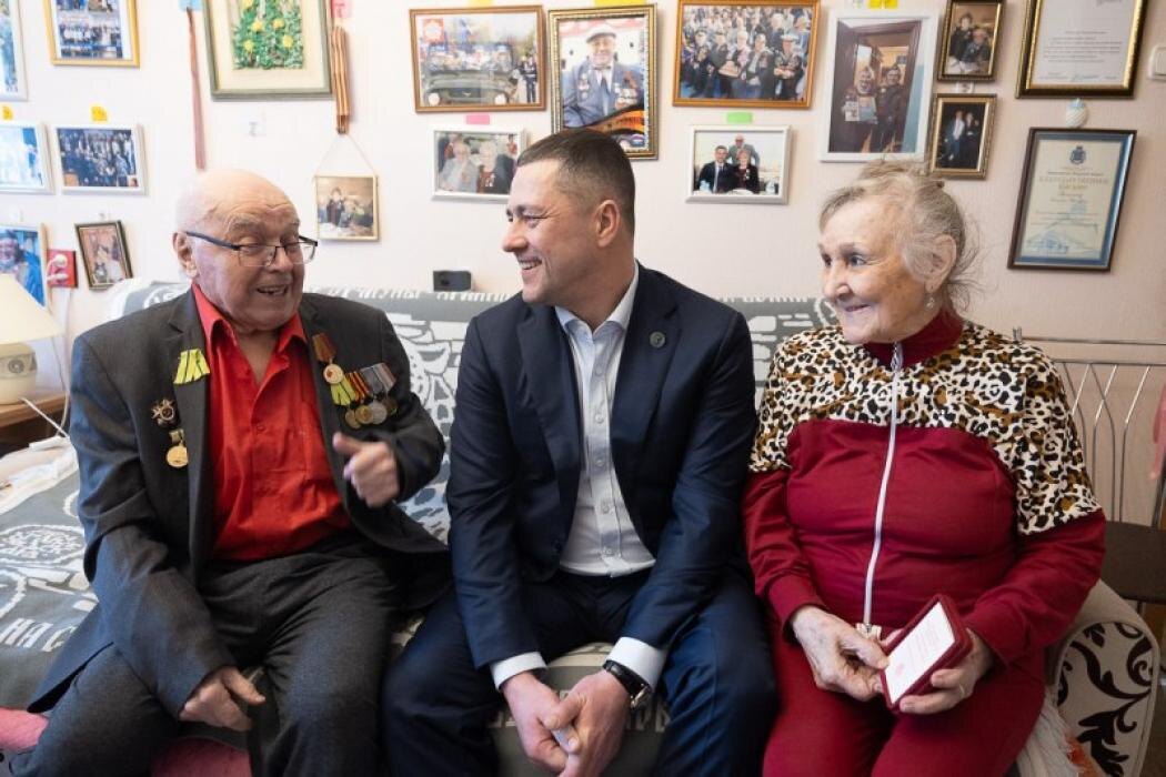 Февраль 2025 года. Губернатор Михаил Ведерников вручил медаль в честь 80-летия Победы Геннадию Ивановичу Василюку
Фото: пресс-служба правительства Псковской области