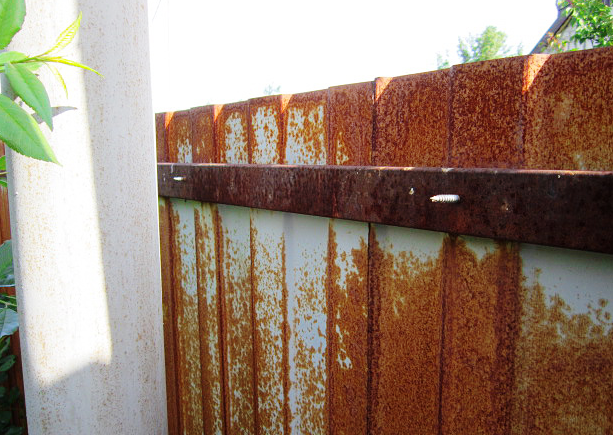 Забор покрылся ржавчиной. Фото из интернета. 