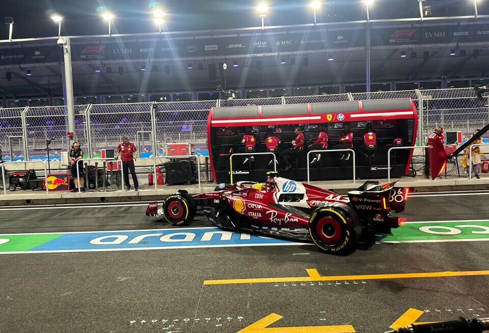    Судьи не стали наказывать Хэмилтона за блокировку АлбонаFerrari