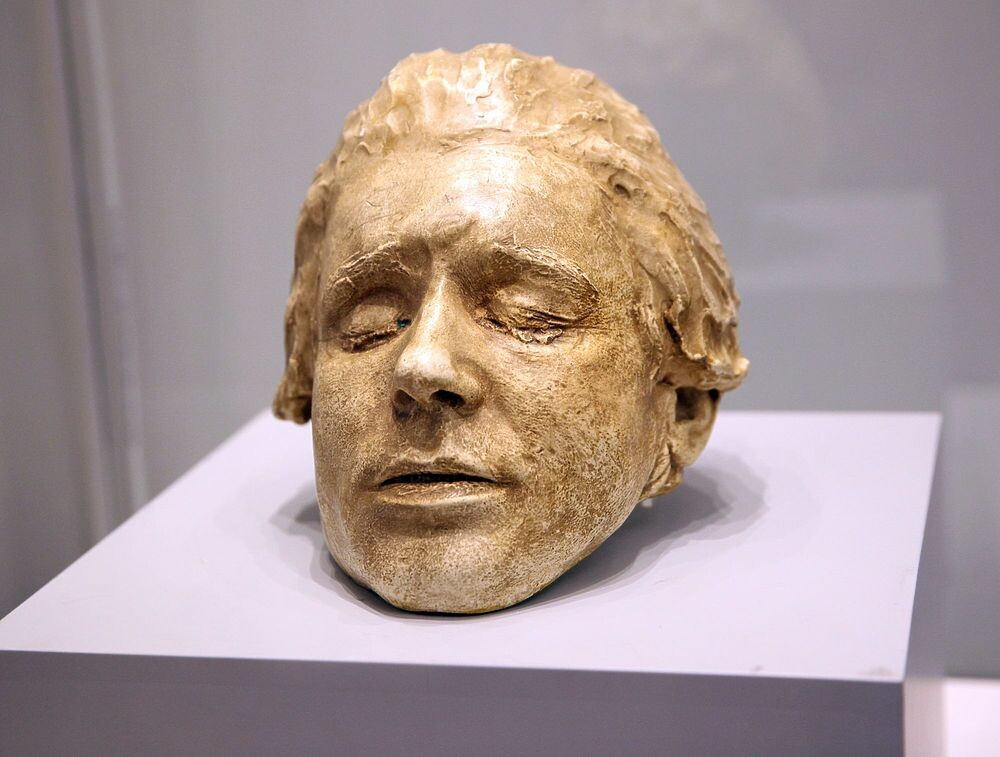 Посмертная маска Есенина