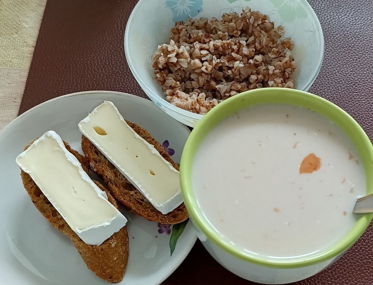 Наверное, этот сыр едят как-то иначе, но я просто положила на хлеб. 