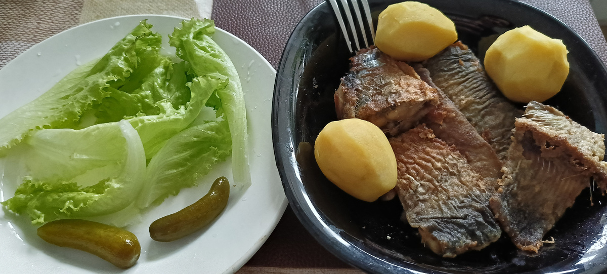 И по традиции, два маринованных огурца. 