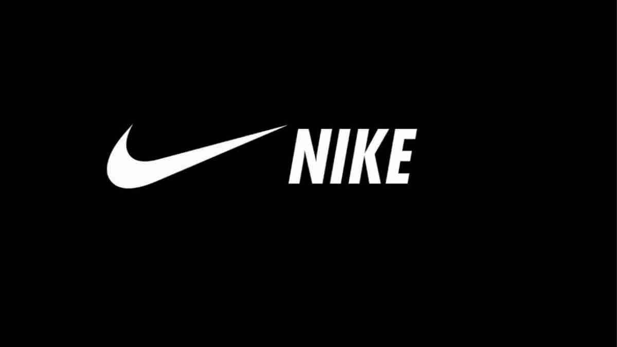 Nike Swoosh логотип разработала студентка-дизайнер Портлендского университета Кэролин Дэвидсон в 1971 году. За основу взят образ богини Ники, благодаря которой у компании появилось название.