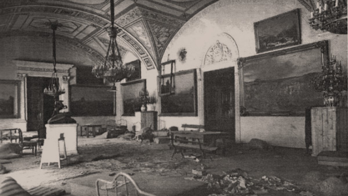 Комнаты Зимнего дворца после октябрьского штурма