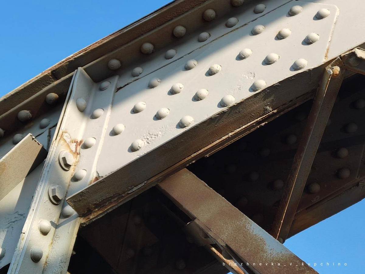 Конструкция Фарфоровского моста на горячих заклёпках. Фото моё.