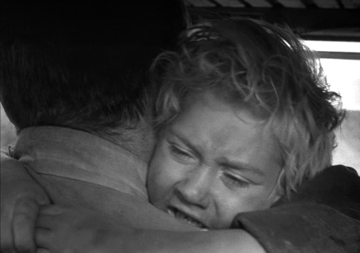 Сергей Бондарчук (Андрей Соколов) и Павел Борискин (Ванюшка). Кадр из кинофильма "Судьба человека", 1959 г., режиссер Сергей Бондарчук, сценаристы Юрий Лукин, Федор Шахмагонов, композитор Вениамин Баснер (скриншот)