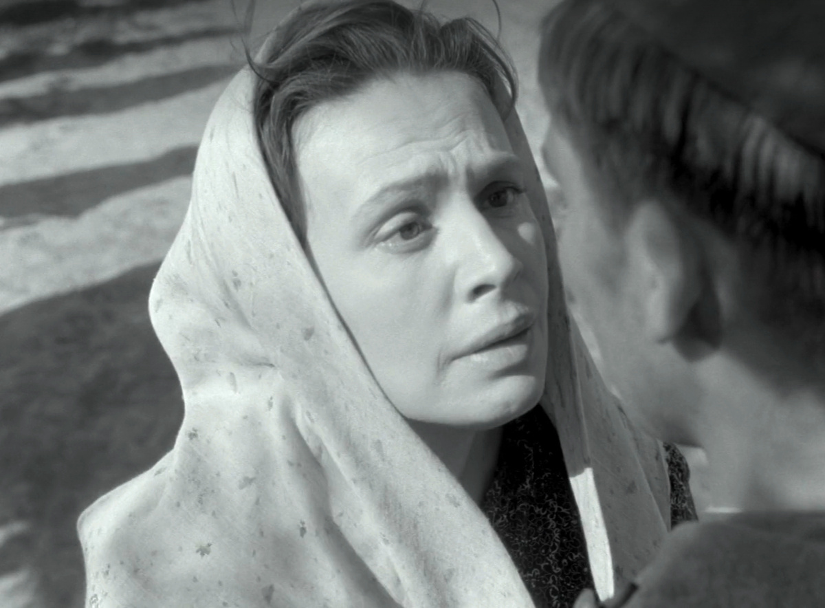 Антонина Максимова (мать Алеши) и Владимир Ивашов (Алеша Скворцов). Кадр из кинофильма "Баллада о солдате", 1959 г., режиссер Григорий Чухрай, сценаристы Валентин Ежов, Григорий Чухрай, композитор Михаил Зив (скриншот)