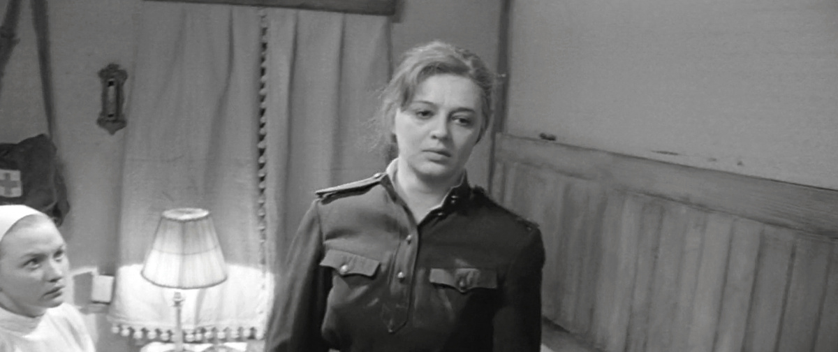 Галина Микова (санитарка), Алина Покровская (Люба). Кадр из кинофильма "Офицеры", 1971 г., режиссер Владимир Роговой, сценаристы Кирилл Рапопорт, Борис Васильев, композитор Рафаил Хозак (скриншот)