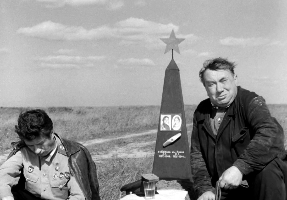 Леонид Быков (Титаренко), Алексей Смирнов (Макарыч). Кадр из кинофильма "В бой идут одни "старики", 1973 г., режиссер Леонид Быков, сценаристы Леонид Быков, Евгений Оноприенко, Александр Сацкий, композитор Виктор Шевченко (скриншот)