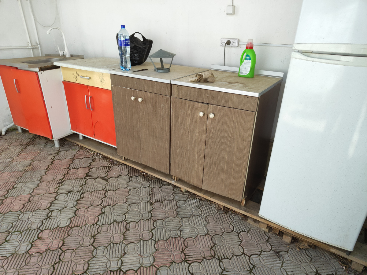   летняя кухня после зимы