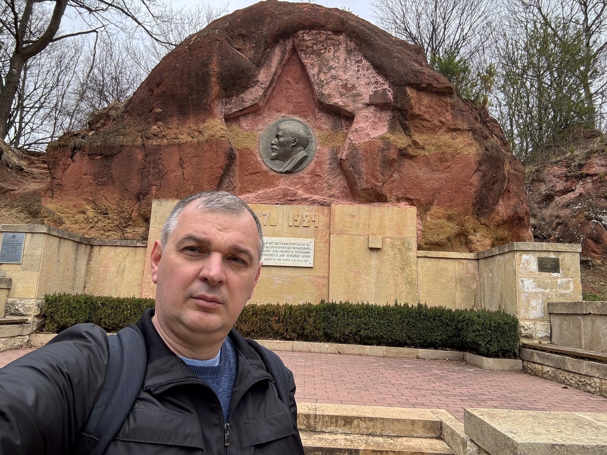 Красные камни. Фото из архива автор