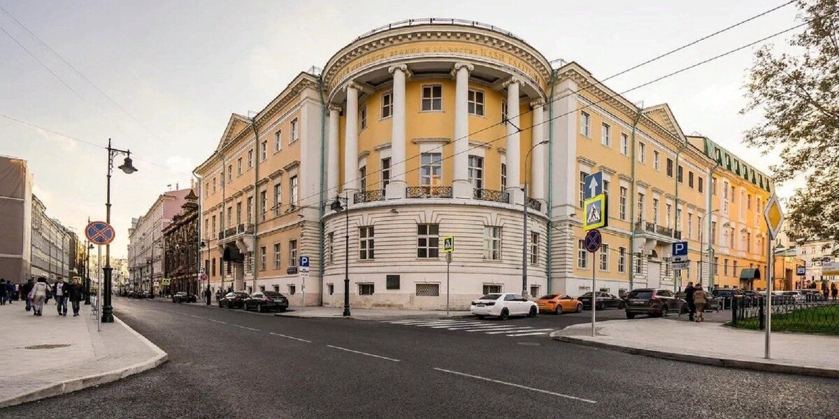 А это тот самый "столичный брат", на которого наш астраханский особняк так похож 