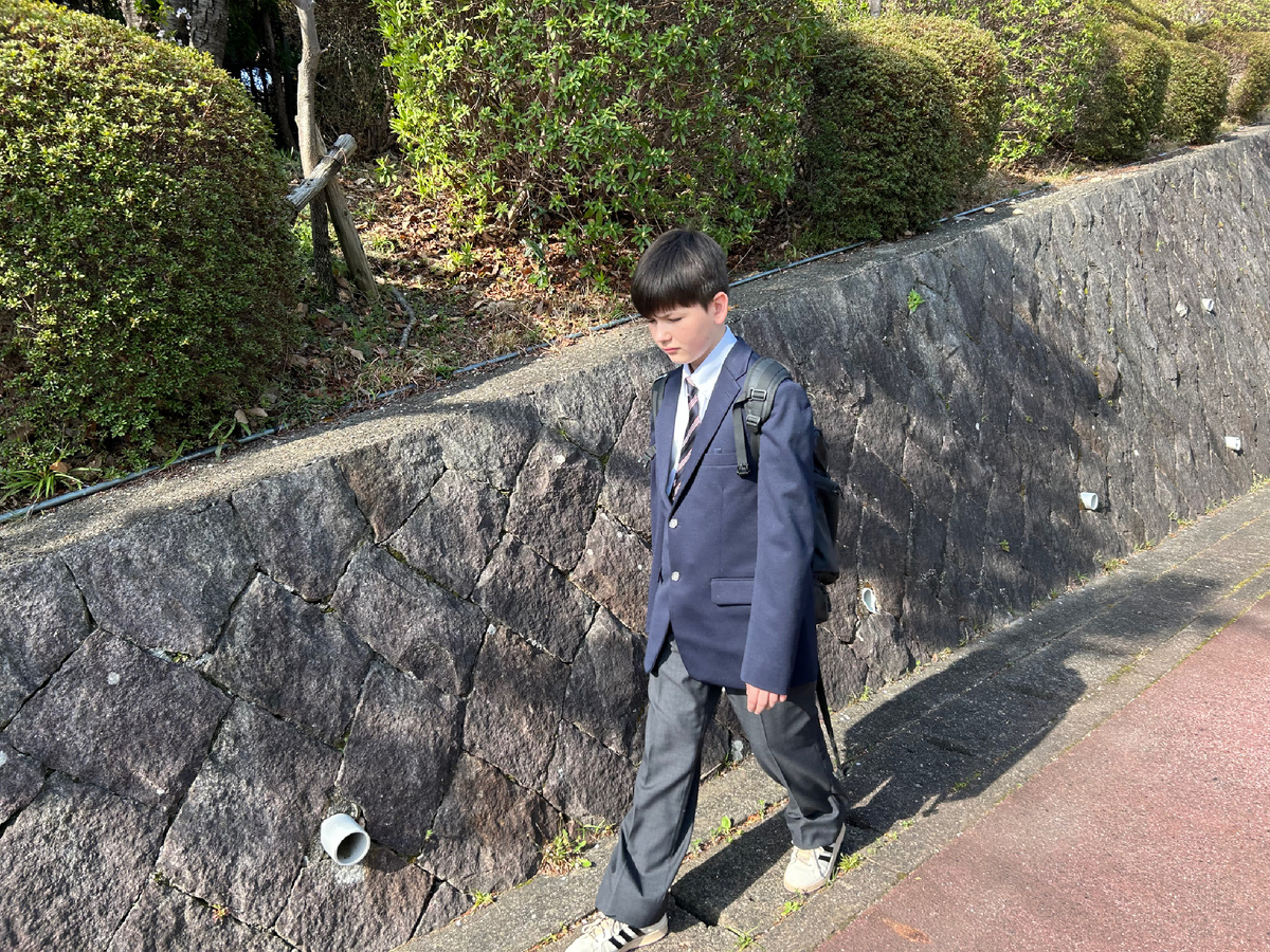 Пришли! На часах 8-20. Во дворе школы. Волнуемся.