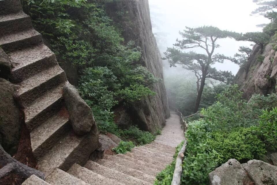 Лестница в горный монастырь