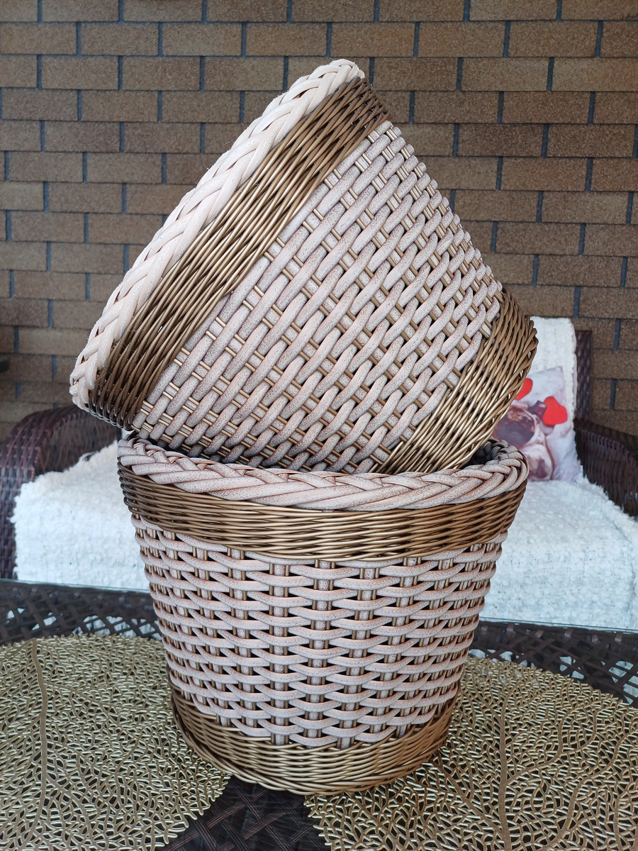 эта 👆 парочка сплетена из пм Ратеко серии Версаль Брют и пруток 3мм Гатчина в цвете бронза. На верхнем кашпо закрытие пм шлиф тверской топленое молоко. Увы  1 кг не хватило на два кашпо. Но смотрятся оба-великолепно.