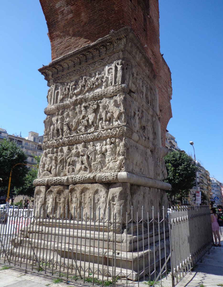 Триумфальная арка Галерия. Рельефы, изображающие победы императора.