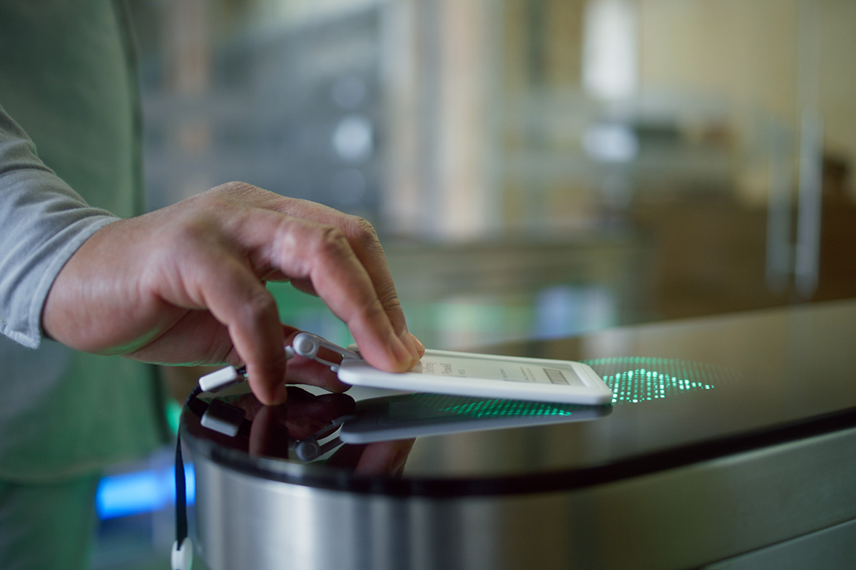 Турникеты фиксируют время входа и выхода студента. Если он не пришел, вышел раньше окончания пар или опоздал — его имя в системе подсвечивается. Источник: Shutterstock📷
