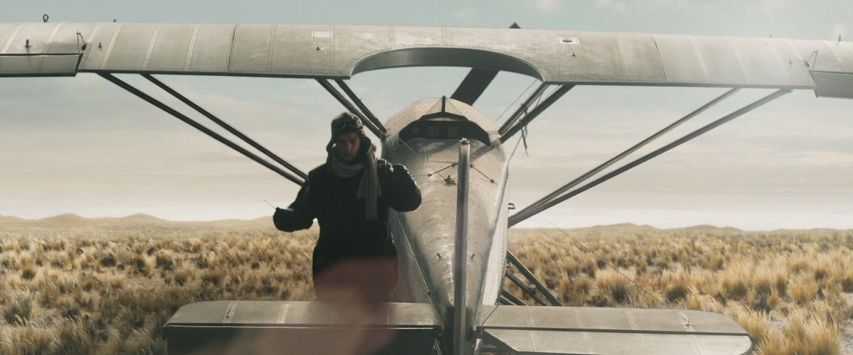 Кадр из фильма «Saint-Exupéry». Режиссер: Пабло Агуэро. Производство: BE TV, Canal+ [fr], Centre National du Cinéma, Cheyenne Federation, Ciné, Dum Dum Films, Frakas Productions, France 2 Cinéma, France Télévision, La Direction de L'Audiovisual de Communaute Francaise de Belgique, Le Tax Shelter du Gouvernement Fédéral de Belgique, Orange Cinéma Séries, Radio Télévision Belge Francofone (RTBF), Shelter Prod, Single Man Productions, SofiTVcin? 11, Studio Canal, Taxshelter. be, The Sound of Philadelphia Production Company, VOO, Wallimages. Прокат: Global Film