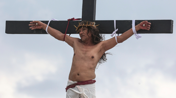 Можн заметить на белой тоге немного алых пятен