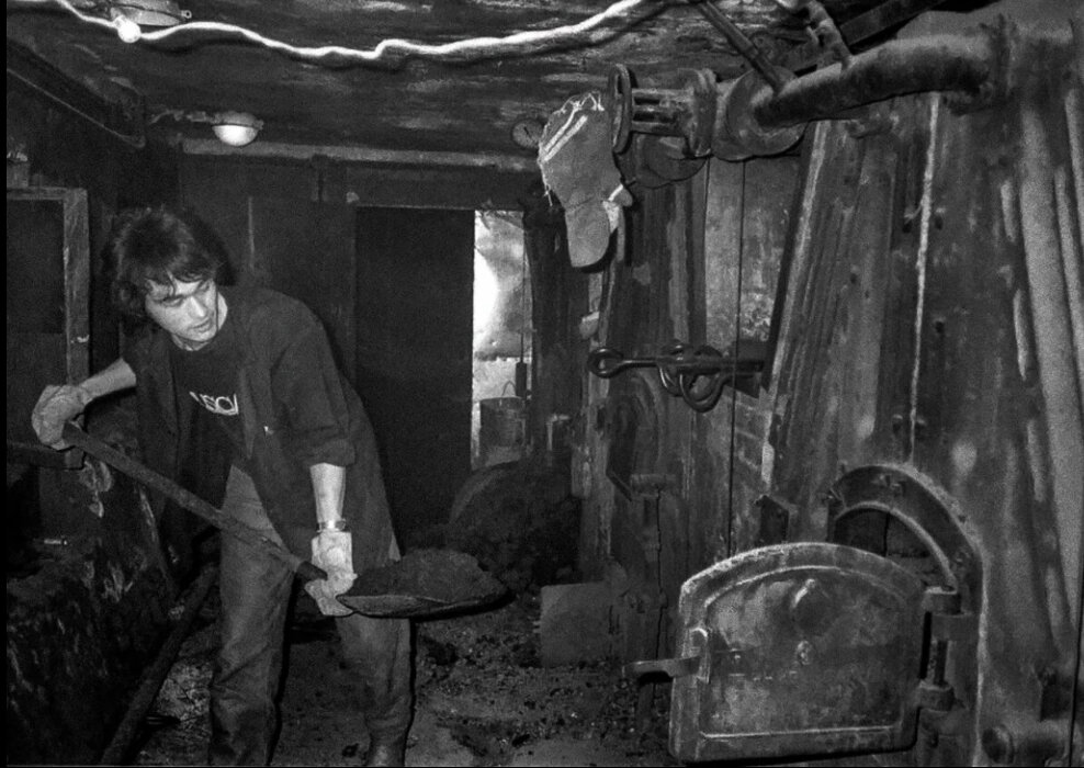 Виктор Цой в работе. Фото с сайта https://matisov.com/blog/full/kamchatka-legendarnaya-kotelnaya-viktora-tsoya-kotoraya-stala-simvolom-epokhi/