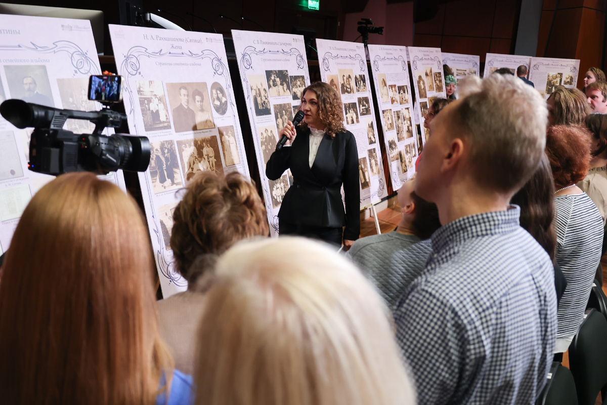 Год 150-летия С.В. Рахманинова. Юлия Запяткина проводит экскурсию по передвижной выставке Музея-заповедника С.В. Рахманинова «Ивановка» в Московском Международном Доме Музыки. Фото из открытых источников. 
