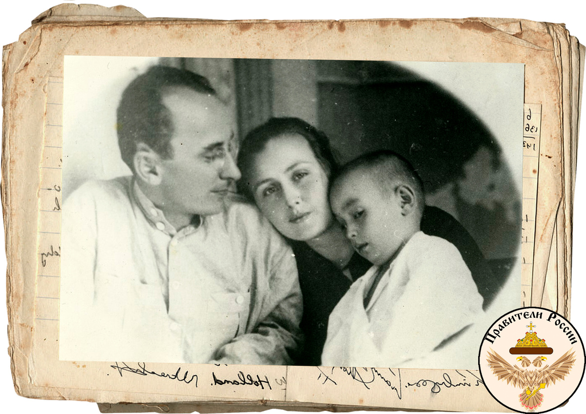 Берия с семьей.