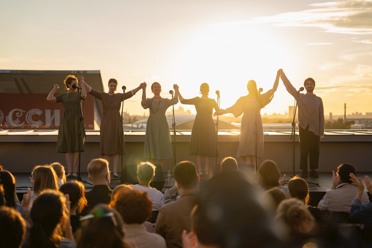 На крыше павильона «Рабочий и колхозница» на ВДНХ. Фото из архива ансамбля