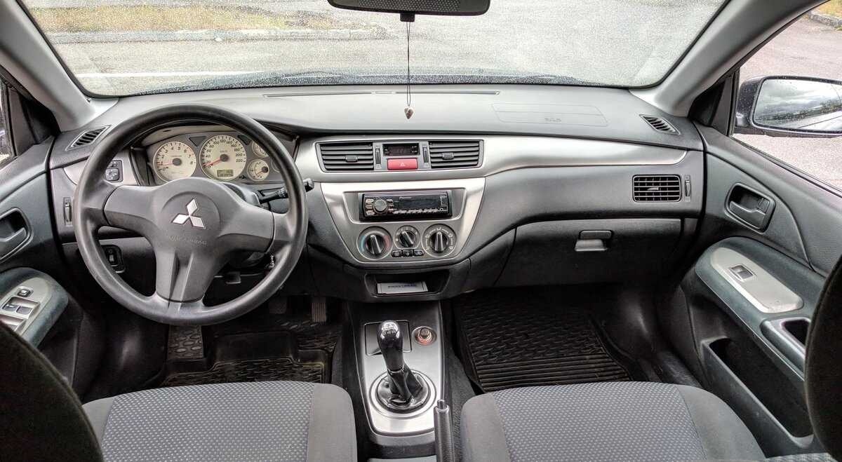 Mitsubishi Lancer IX (2000–2010) интерьер