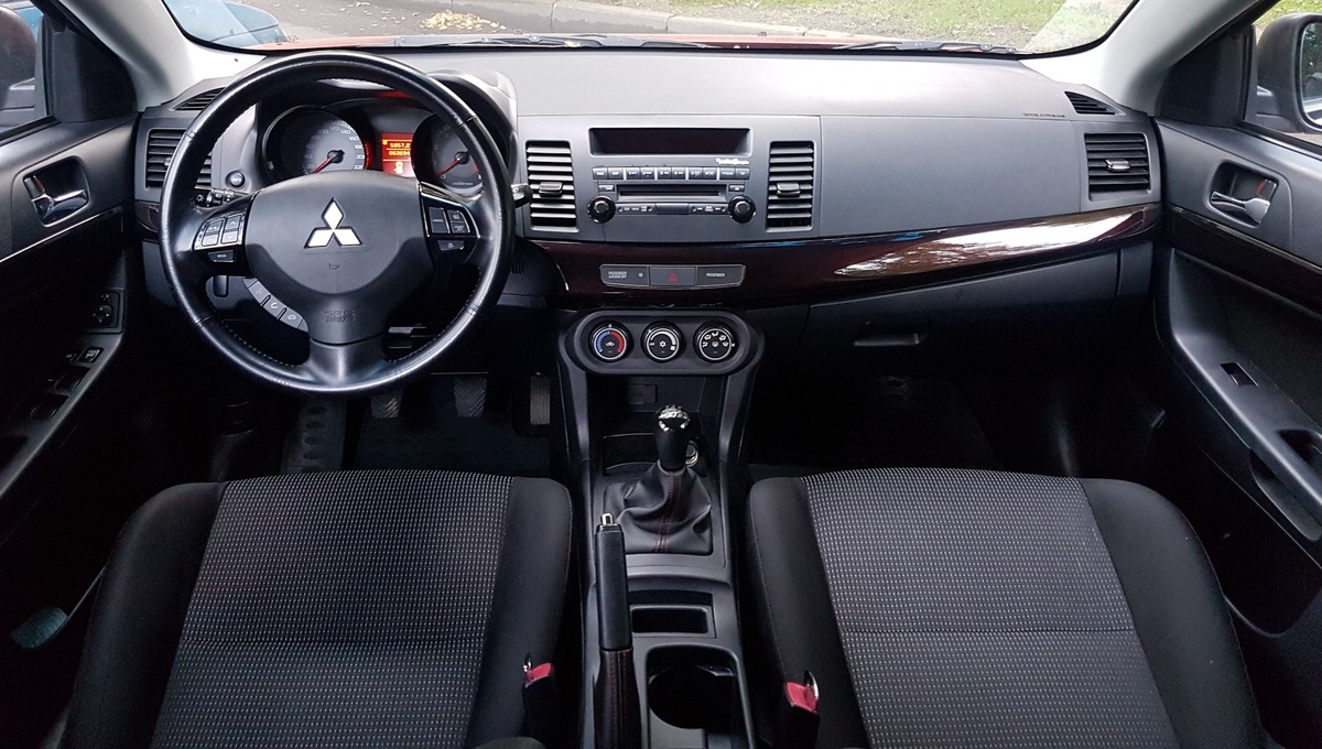 Mitsubishi Lancer X (2007–2015) интерьер