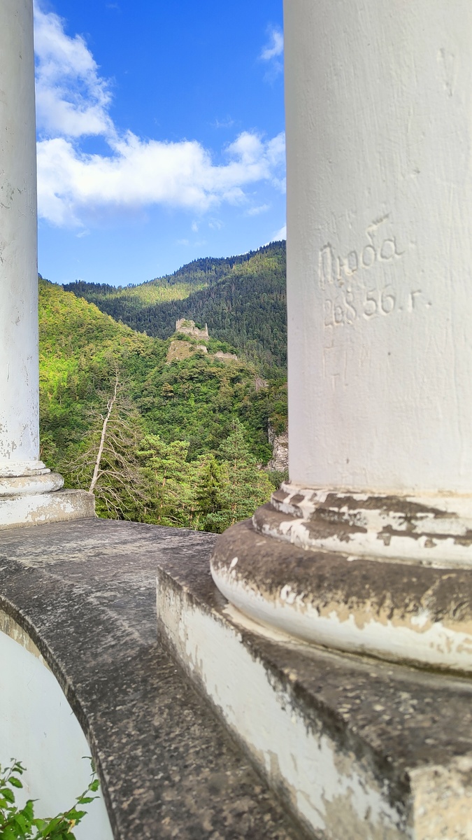 Petre и колонны и Любе сейчас 69 лет)))