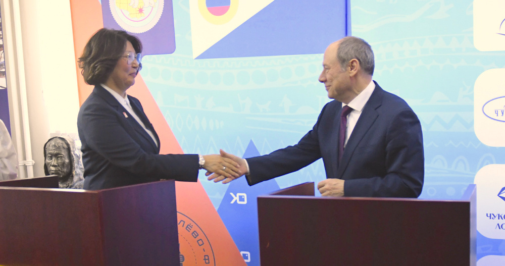 Соглашение о создании Центра гастрономической культуры малочисленных народов мира подписали врио замгубернатора Чукотки Ирина Максимова и президент Международного эногастрономического центра Леонид Гелибтерман. Фото: Павел Кошеленко. Источник: prochukotku