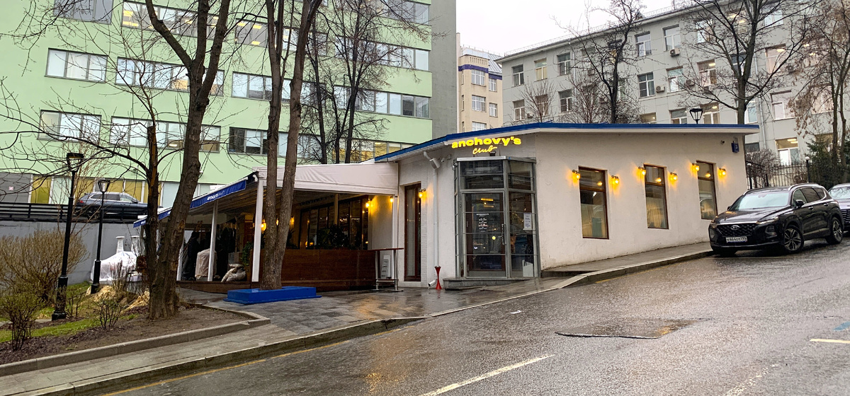 Здание ресторана Anchovy's Club с верандой
