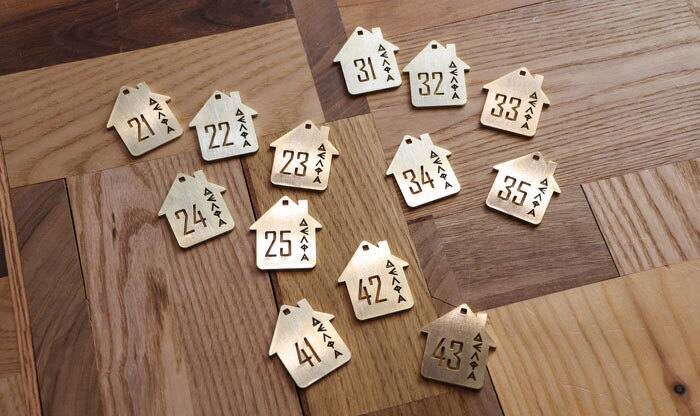 Изготовление на заказ номерков из латуни