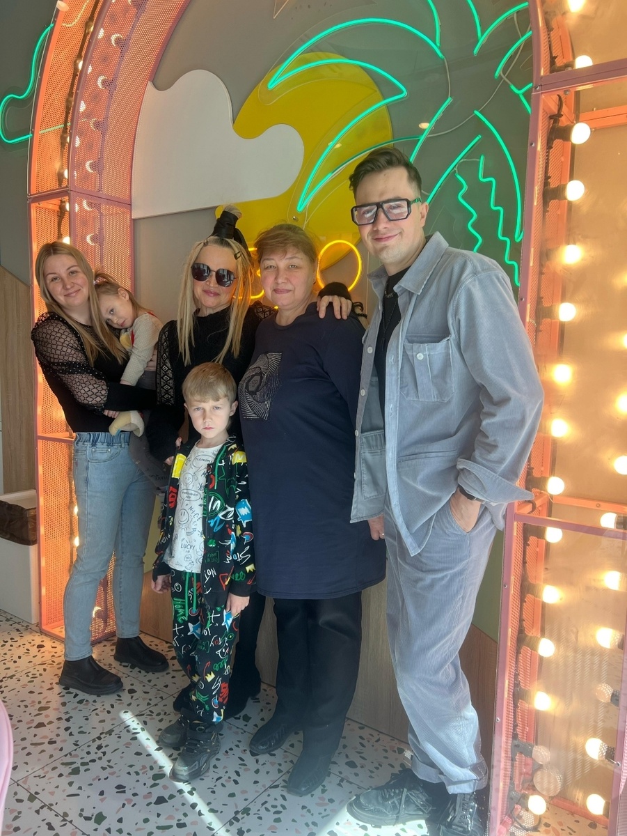 Я, Алиса. Тётя Лариса, моя мама ( родные сёстры). Арсений и его сын Тимур.