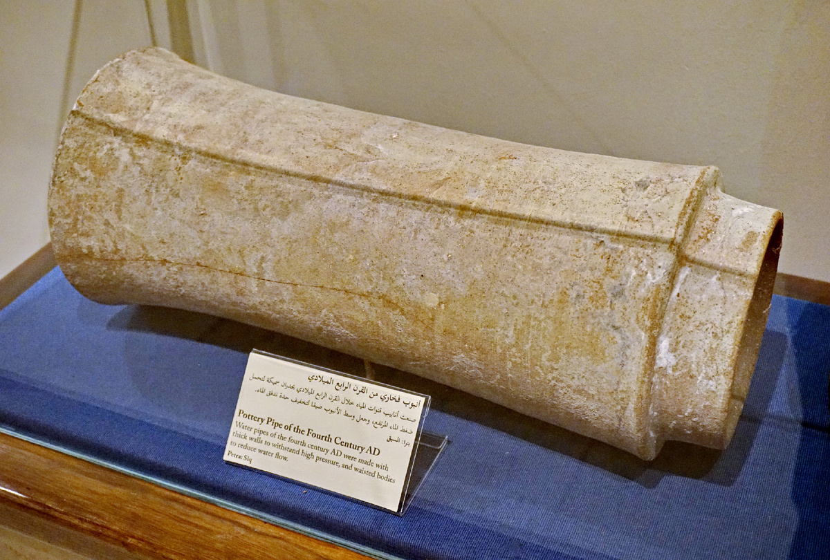 С трубами в музее, правда, нестыковка. Вот эта из 4 века, когда набатеев в Петре, считается, уже не было. Полный текст подписи: "Керамическая трубка IV века нашей эры.
Водопроводные трубы четвертого века нашей эры имели толстые стенки, чтобы выдерживать высокое давление, и удлиненные корпуса, чтобы уменьшить поток воды.
Петра: Сик"