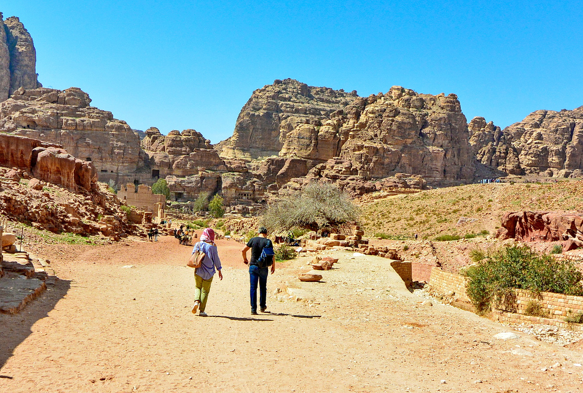 Вы ведь тут её и не различите на фоне "больших", а? (Все фото этой статьи авторские)